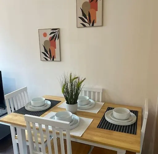 Spacious Leicester Apt With Free Parking, Sleeps 6
