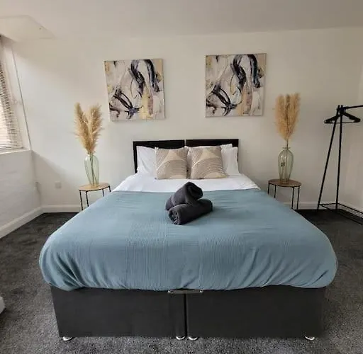 Spacious Leicester Apt With Free Parking, Sleeps 6