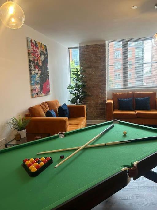 Spacious With Free Parking, Sleeps 6 Leicester